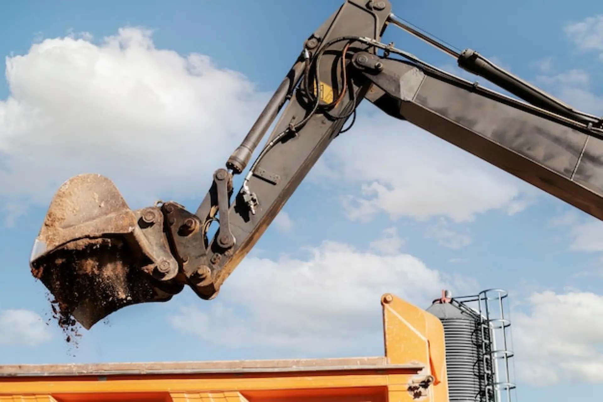 The Benefits of Using Grab Hire for Waste Removal