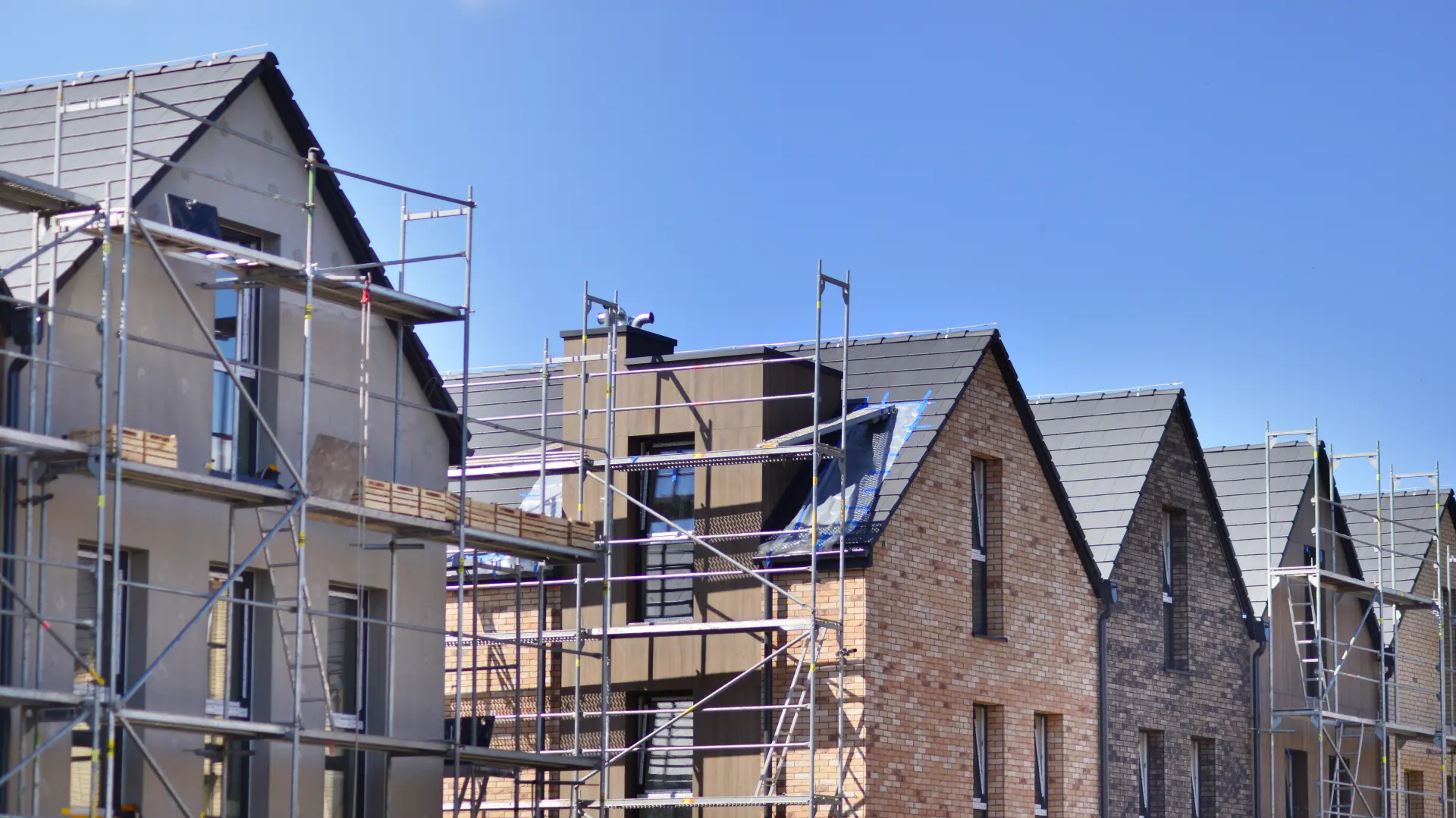 How Temporary Roof Scaffolding Deters Weather Damage How Temporary Roof Scaffolding Deters Weather Damage