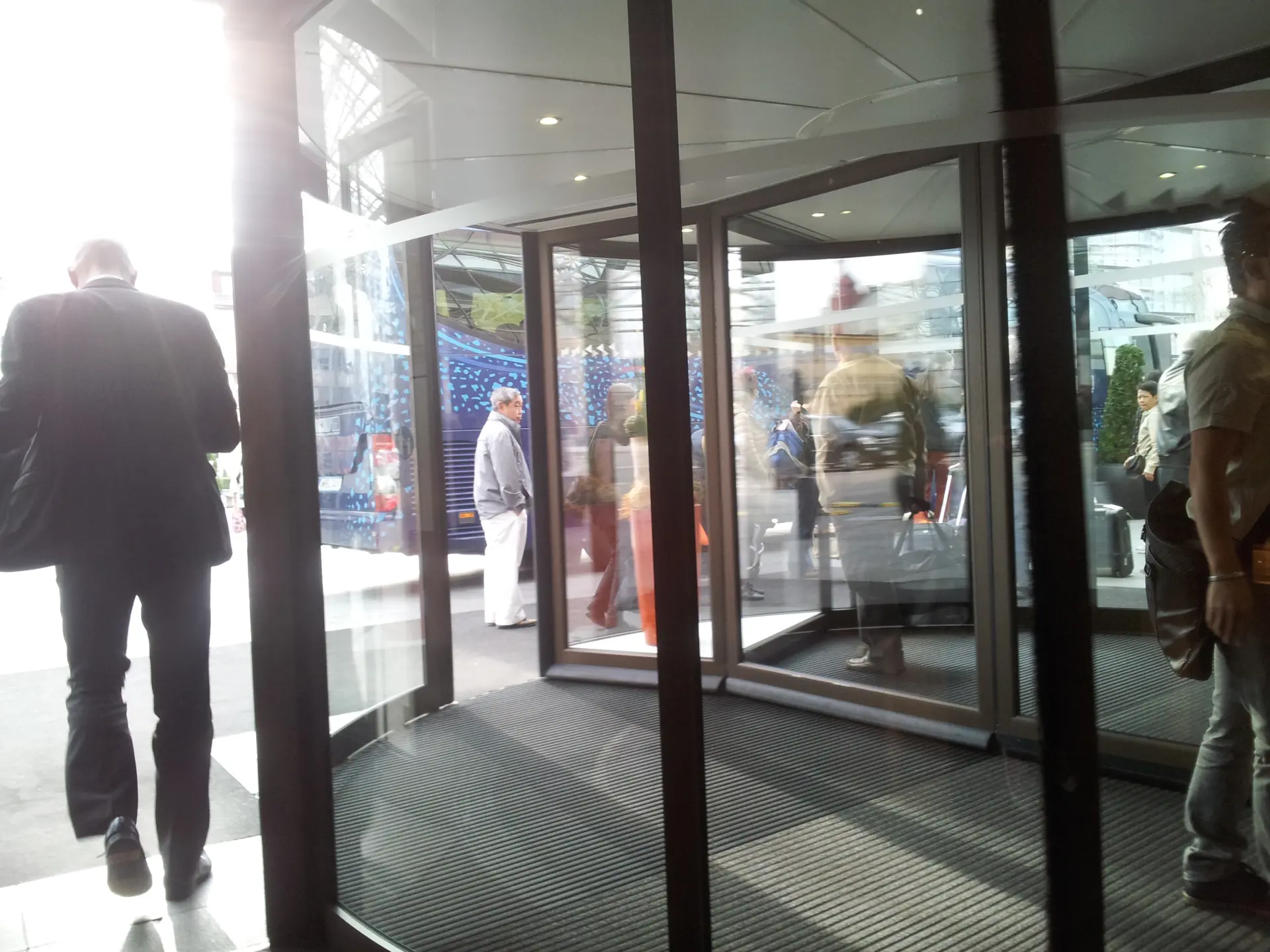 Types of Automatic Doors for Retail Use Types of Automatic Doors for Retail Use