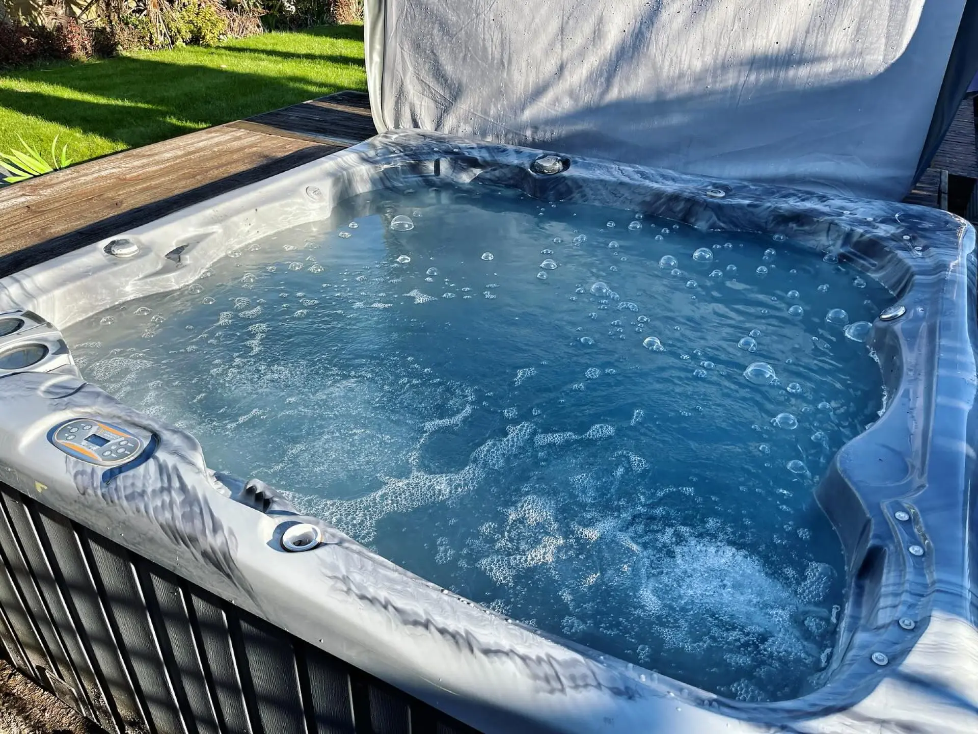 Buyers Guide for Hot Tubs and Swim Spas Buyers Guide for Hot Tubs and Swim Spas