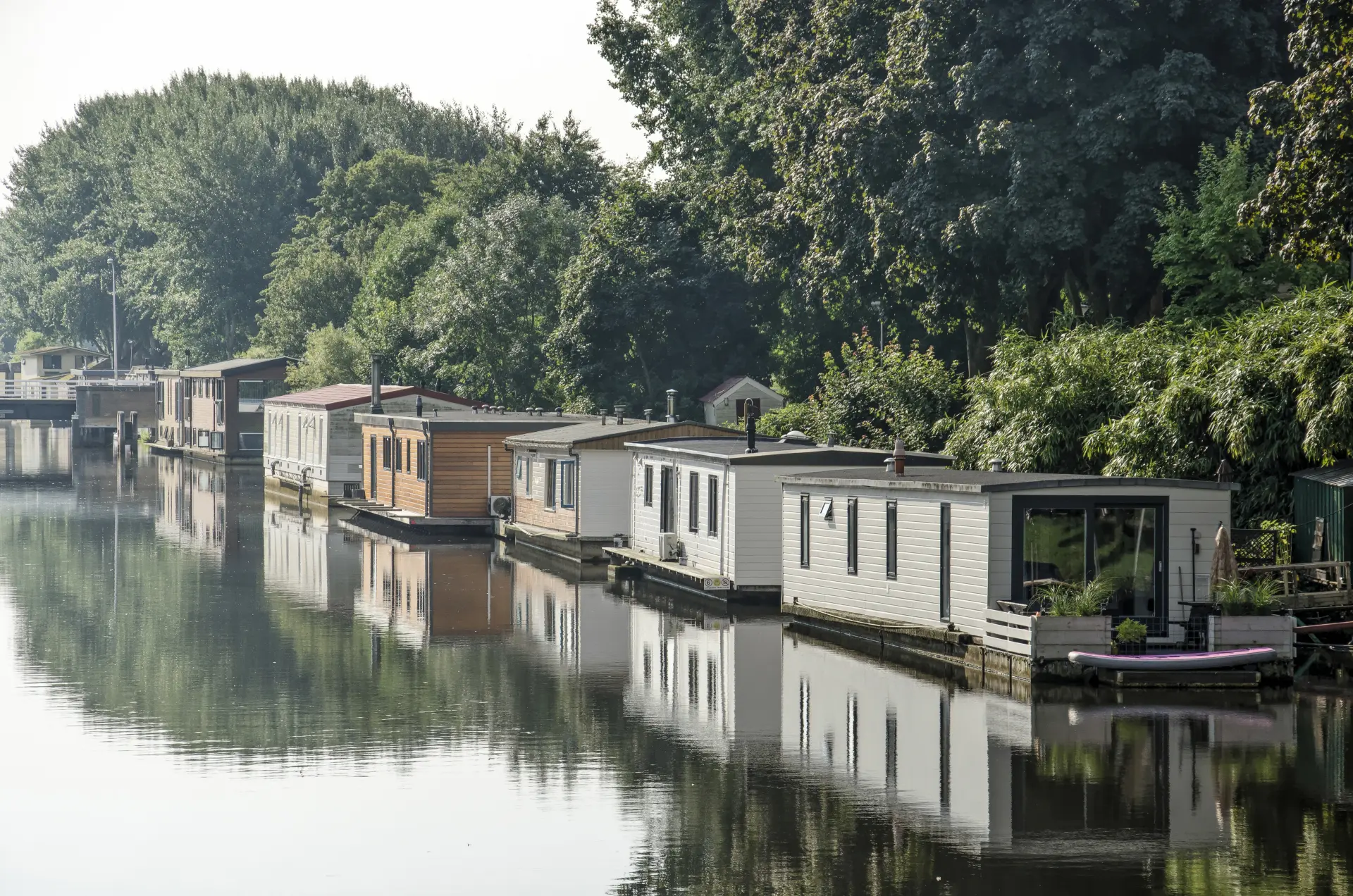 What to Expect When Staying in a Houseboat Hotel