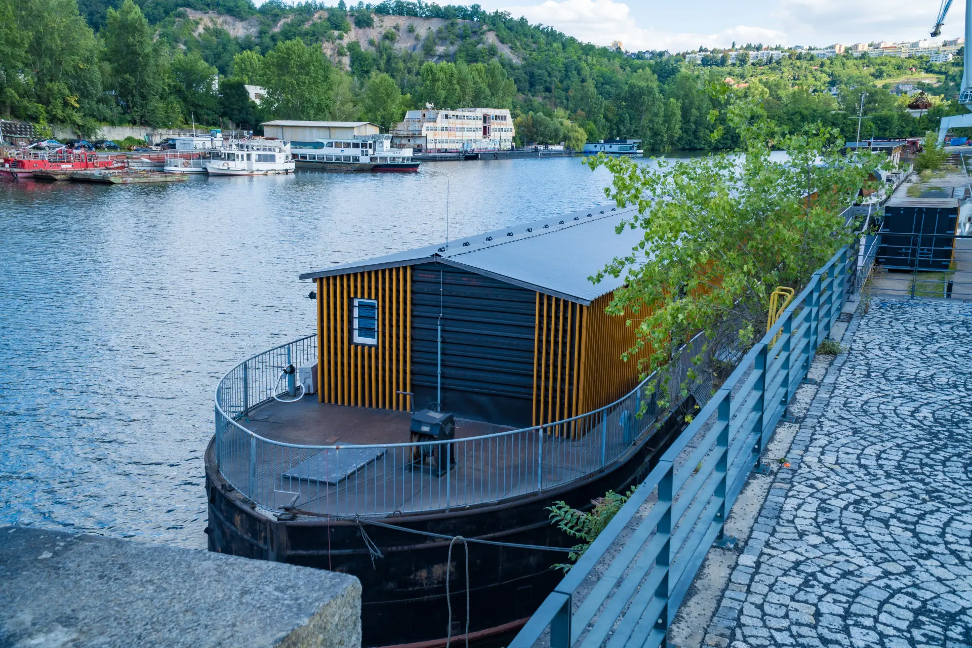 Top UK Locations for a Houseboat Hotel Stay Top UK Locations for a Houseboat Hotel Stay