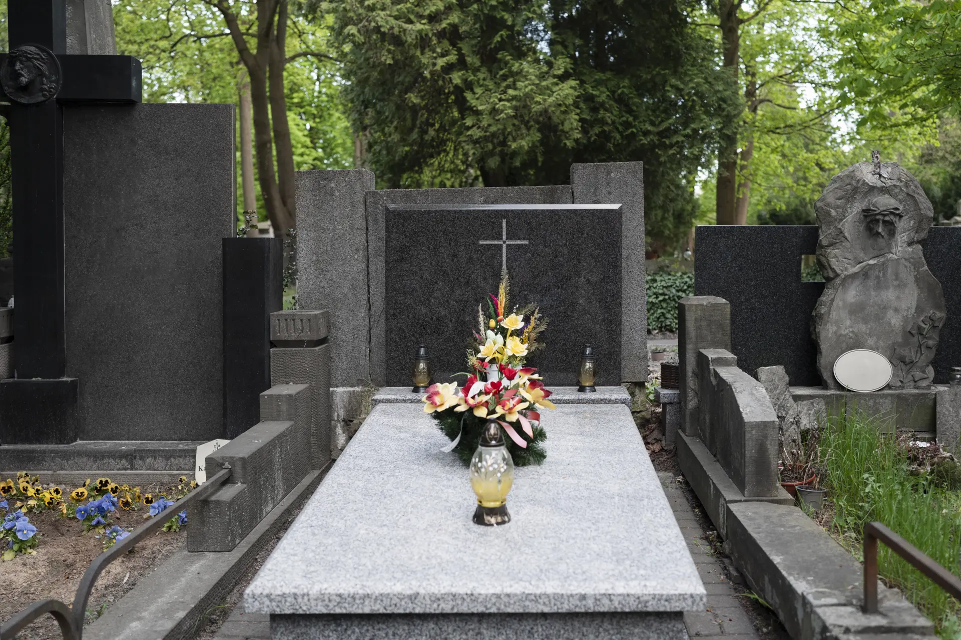 What to Include in a Memorial for a Loved One
