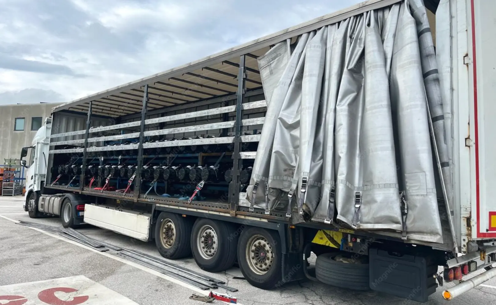 What is the difference between a curtainsider and a tautline Image
