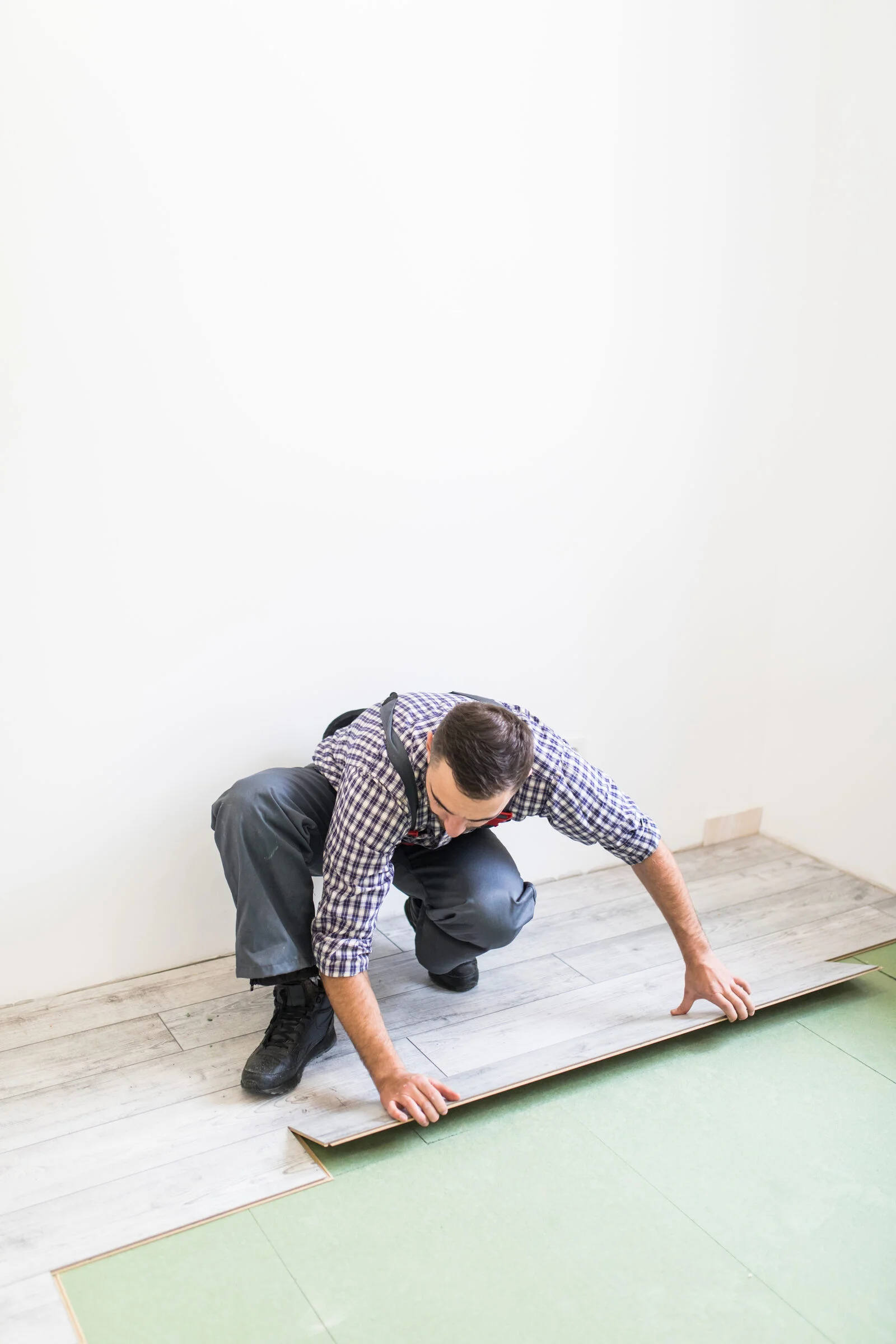 Fitter laying laminate flooring boards