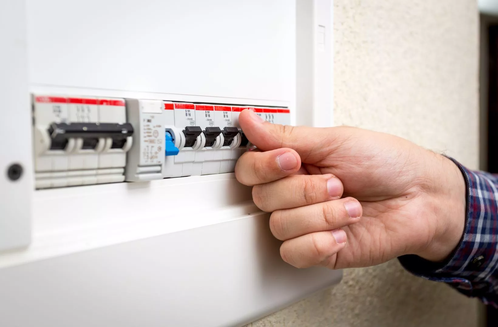 Electrical Problems You Can Solve Without Professional Help